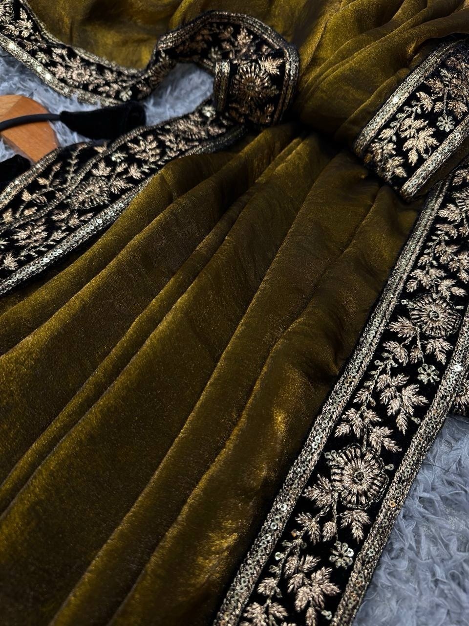 Space silk saree with stitched free size blouse - Image 4