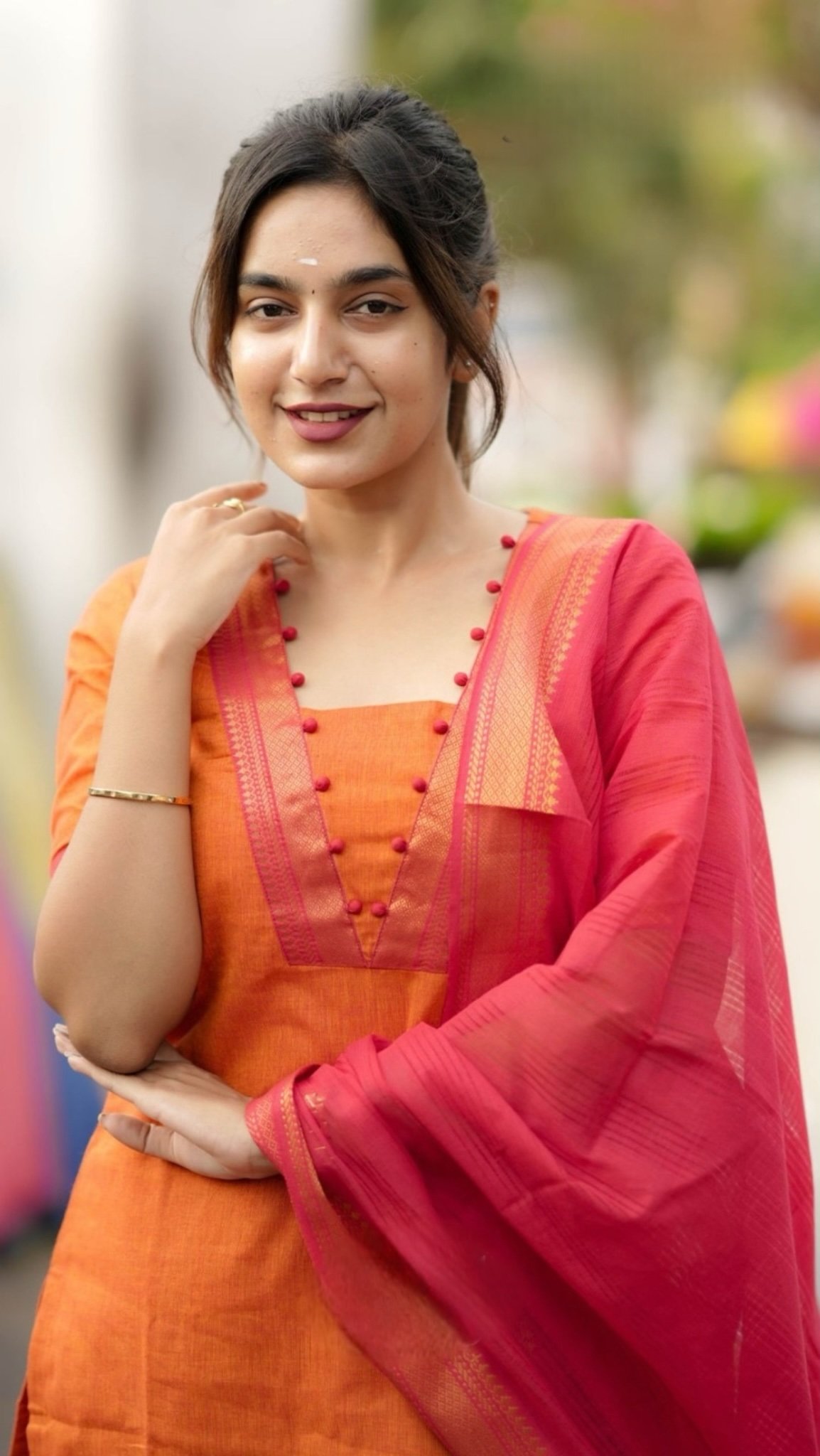 Pranitha Handloom Orange Suit Set - Image 4